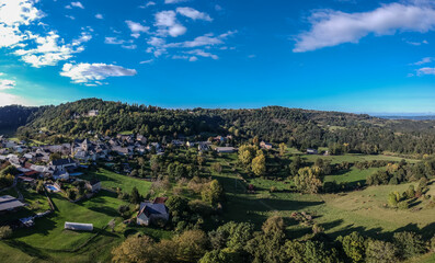 Fototapeta na wymiar Perpezac le Blanc (Corrèze, France) - Vue panoramique aérienne sur le village et l'Yssandonnais