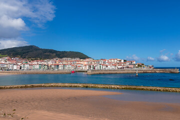 Fototapeta na wymiar port of lekeitio from the beach with blue sky a sunny winter day