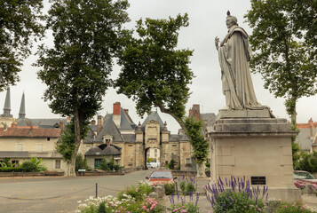 ville de Richelieu avec la statue du cardinal