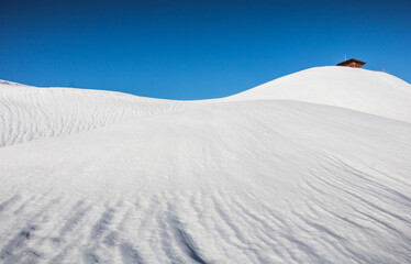 paysage de colline recouverte de neige en hiver