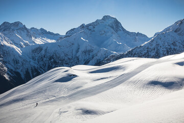 Fototapeta na wymiar station de ski en Oisans: les deux-alpes dans le massif des écrins en Isère