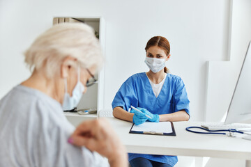 Obraz premium female doctor professional examination medical office