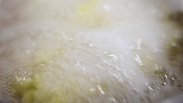 Boil the pasta vigorously in a saucepan with bubbl
