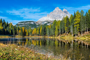 Fototapeta na wymiar Autumn colors on the lake of Antorno. Magical glimpses of the Dolomites. Three peaks of Lavaredo