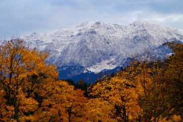 Obraz premium Scenic autumnal snowy Bavarian Alps in Garmisch-Partenkirchen in Bavaria (Germany) 
