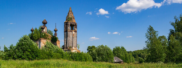 Obraz premium landscape of a ruined village church