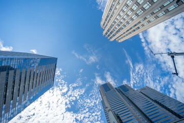 新宿のビル群と空