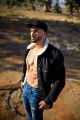 El cuerpo masculino perfecto - Impresionante culturista posando. Chico joven musculado. Aislado...