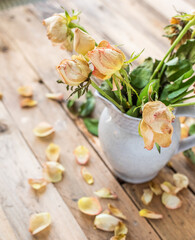 Blumenstrauss aus vertrockneten Rosen in Keramik Krug