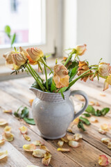 Obraz na płótnie Canvas Blumenstrauss aus vertrockneten Rosen in Keramik Krug