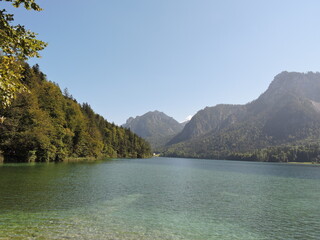 klarer blauer See im Tal zwischen Bergen