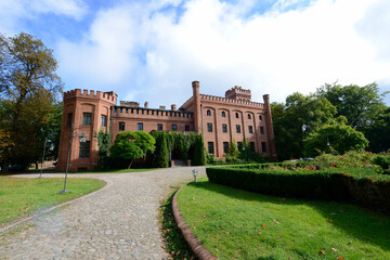 Fototapeta na wymiar castle in the park in Rzucewo