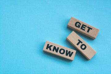 Get to know words on wooden blocks on blue background. - obrazy, fototapety, plakaty