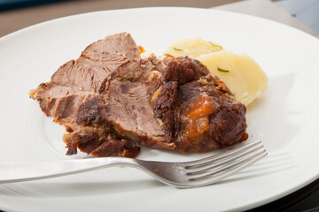 De cerca carne guisada cortada con patatas. 
Close up stewed meat cut with potatoes