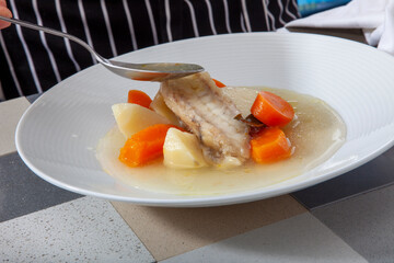 Pescado con patata cocida y zanahoria  y  salsa de pescado