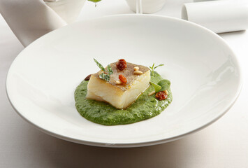Bacalao con salsa de menta, receta gourmet. Cod with mint sauce, gourmet recipe