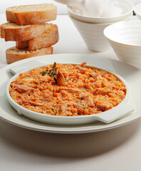 Paella con verduras y pan, para aperitivo. Paella with vegetables and bread, for aperitif