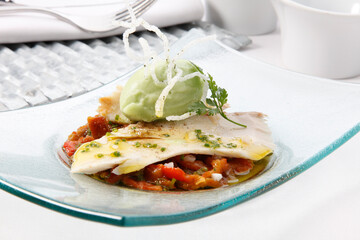 Pescado con pimientos asados y mousse de verduras