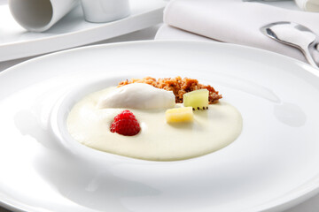 Postre dulce con helado, frambuesas, piña y azúcar 