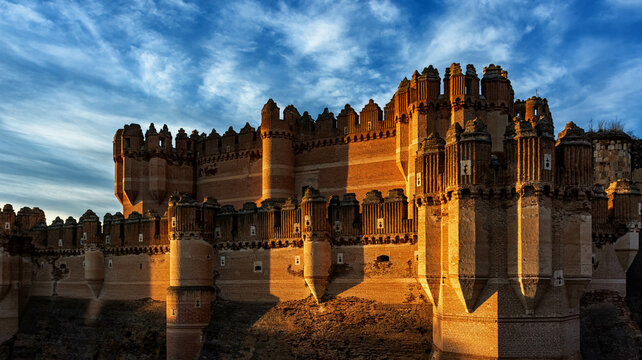 Puesta de sol sobre el castillo de coca, Segovia