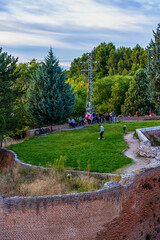 Parque en el Castillo de Coca, Segovia, gente de esparcimiemto