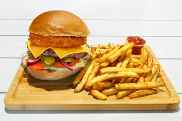 Burger et frites fait maison sur un fond blanc