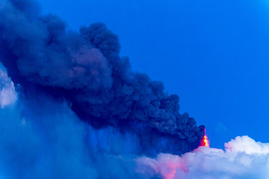 Close up di fumo emesso dal cratere dell'Etna durante un'eruzione 