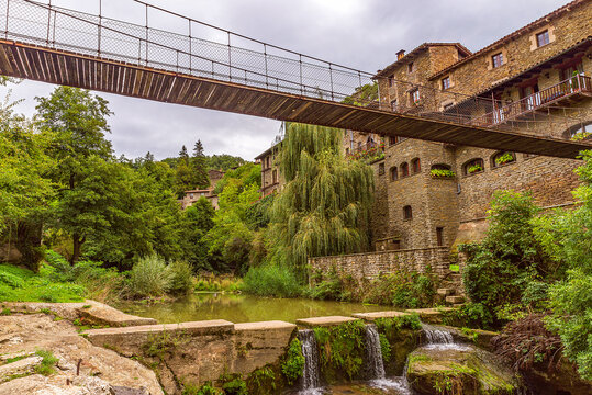 Poblaci&oacute;n de Rupit en la comarca catalana de Osona. Para acceder al pueblo hay que passar por un puente colgante.