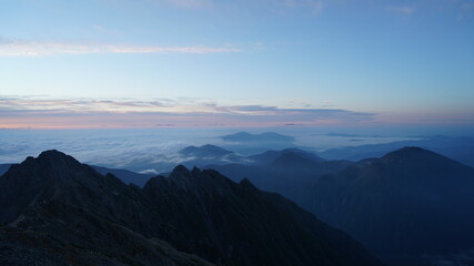 Fototapeta premium 奥穂高山頂からの日の出