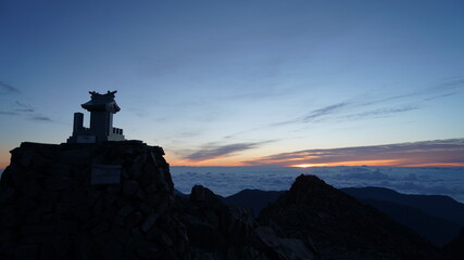 Fototapeta premium 奥穂高山頂からの日の出