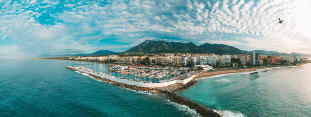 Luftpanoramablick auf den Jachthafen Puerto Banus mit Luxusyachten, Marbella, Spanien