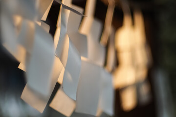 夕方の神社の御幣