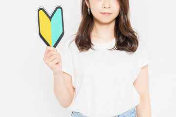 初心者マークを持っているTシャツを着た若い女性