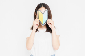 初心者マークを持っているTシャツを着た若い女性