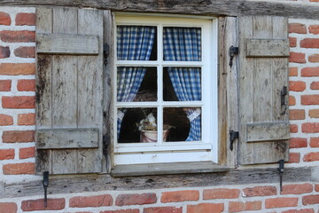 altes sprossenfenster holzlade antik shabby chic gardinen blau weiß fenster