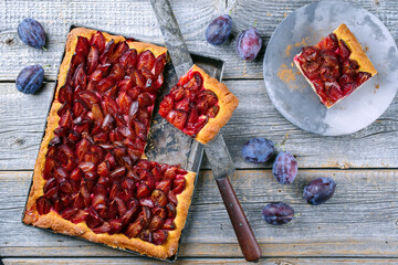 Traditioneller deutscher Zwetschgenkuchen mit geschnittenen Pflaumen serviert als Draufsicht auf...