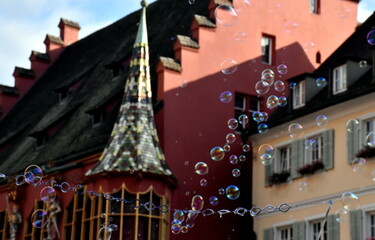 Seifenblasen vor dem Historischen Kaufhaus in Freiburg