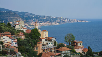 Fototapeta na wymiar Village de la Riviera italienne, panorama vers Vintimille