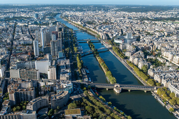 Fototapeta na wymiar Luftaufnahme, Vogelperspektive des Flusses Seine, der Paris, Frankreich durchquert. Blick vom Eiffelturm mit Horizont