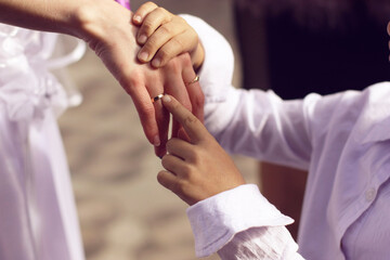 Obraz na płótnie Canvas Beautiful hand of the bride at the wedding ceremony