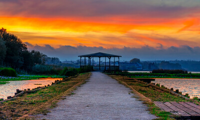 Pateira de Fermentelos ao pôr-do-sol. Final de tarde de outono nas margens da lagoa da Pateira em Águeda.