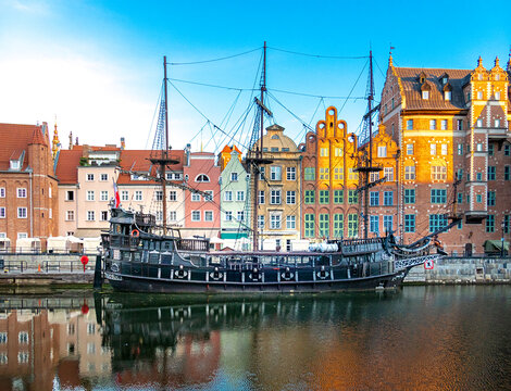 Fachwerkh&auml;user und Boote in der Altstadt von Danzig, Polen