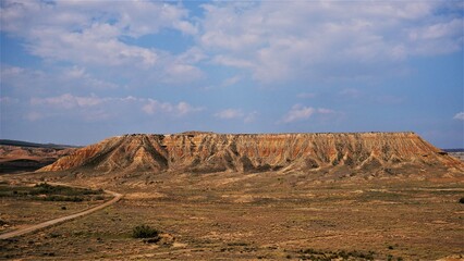 Vista del paisaje español de la campiña europea en el parque del desierto de las Bardenas Reales España.