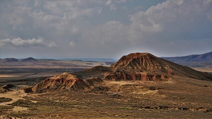 Vista del paisaje español de la campiña europea en el parque del desierto de las Bardenas Reales...