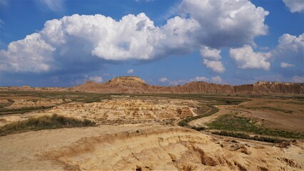 Fototapeta premium Vista del paisaje español de la campiña europea en el parque del desierto de las Bardenas Reales España.