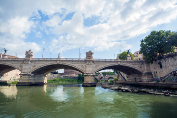 Giro in battello sul Tevere a Roma.Sul fiume a navigare