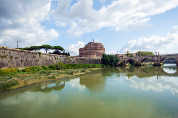 Obraz premium Giro in battello sul Tevere a Roma.Sul fiume a navigare