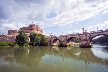 Giro in battello sul Tevere a Roma.Sul fiume a navigare