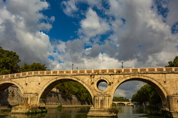Fototapeta na wymiar Boat ride on the Tiber in Rome.On the river to sail