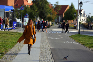 Piękna kobieta, dziewczyna spaceruje po chodniku, deptaku we Wrocławiu.	